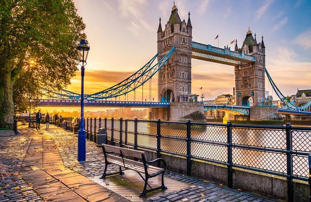 Skip-the-line Tower Bridge and Tower of London Private Tour