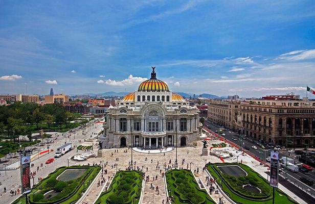 Private Street Food & Mural Art Tour in Mexico City