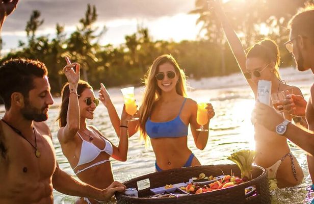 Puerto Vallarta: Coast & Fun 4h All Inclusive on 42' Goa