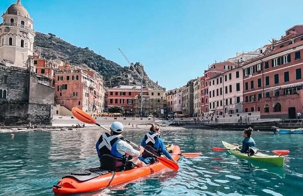 Kayak tour from Monterosso to Vernazza