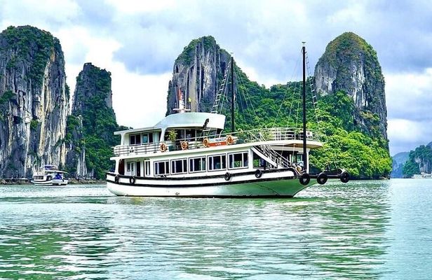 1 Day Halong Bay Deluxe Cruise with Wego Halong