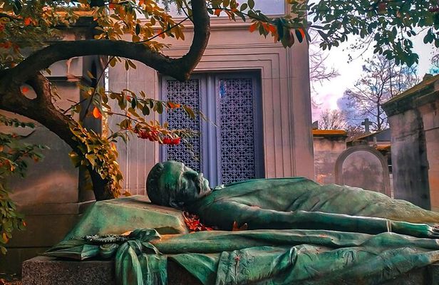 Paris Pere Lachaise Cemetery Small Group Guided Tour
