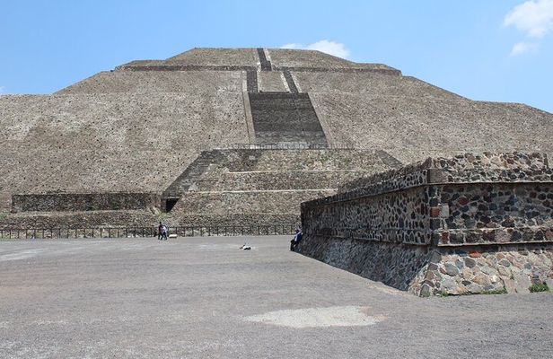 Group Tour from Teotihuacán, Basílica de Guadalupe and Tlatelolco