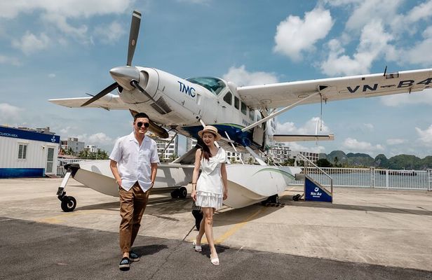25-Minutes Sightseeing Seaplane Over Halong Bay from the Sky