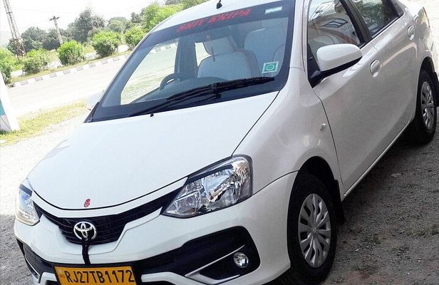 Udaipur to Jaipur Private Day Trip with Pushkar Stop