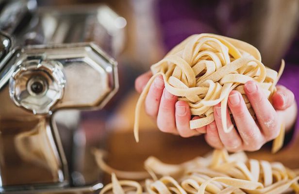 Florence: Pasta Cooking Class with Unlimited Wine