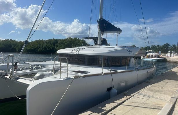 Private Luxury Catamaran Tour to Stingray City and Snorkel