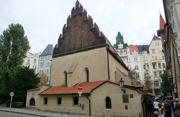 Private Tour of the Jewish Museum with Synagogues and Cemetery