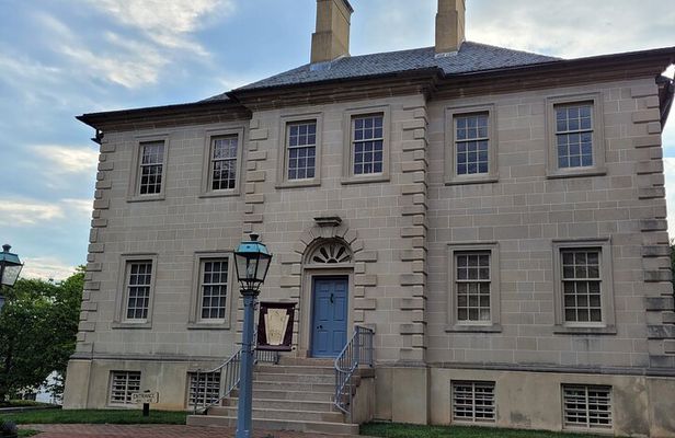 Small Group Walking Tour in Old Town Alexandria and Carlyle House