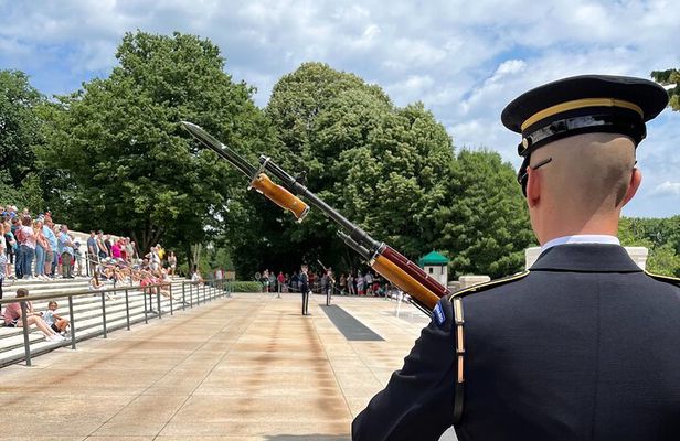Arlington Cemetery & Changing of Guard Small Group Walking Tour