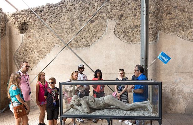 Skip the Line: Pompeii Express Small Group Guided Tour
