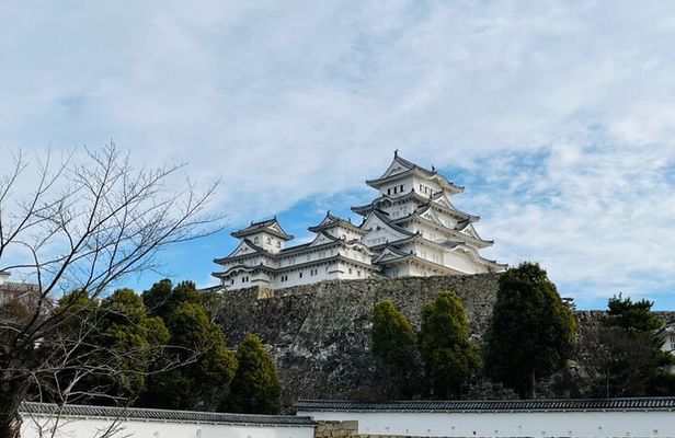 Walking Tour in Himeji Castle Garden and Aizome Indigo Dyeing