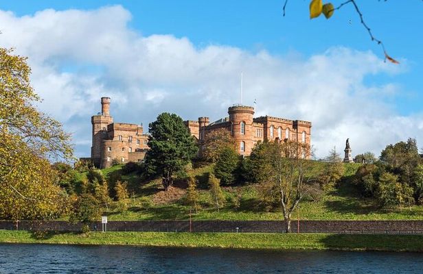 Private Family Heritage Walking Tour in Inverness