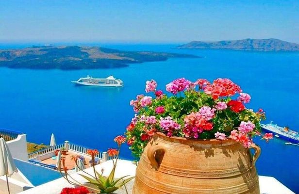 Santorini Small Group Excursion for First-Time Cruise Visitors