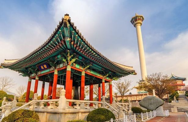 Busan: Jagalchi Market & Gamcheon Village Walking Tour With Guide