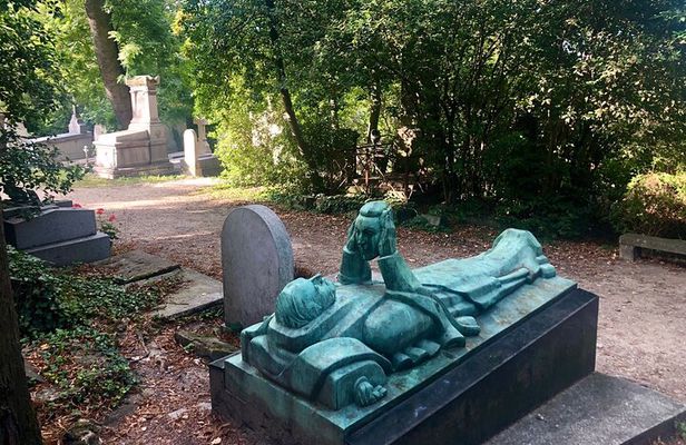 2.5 Hour Walking Tour of Père Lachaise Cemetery from Paris