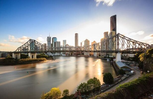 Brisbane Must-See Attractions Walking Tour with a guide