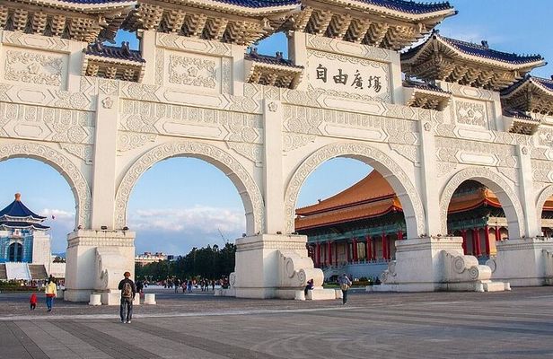 Taipei : Must-See Attractions Walking Tour With A Guide (Private)