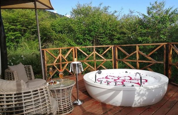 Romantic Mara Getaway with Jacuzzi