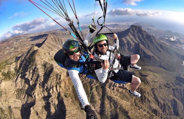 SILVER 1000m paragliding tandem flight above South Tenerife