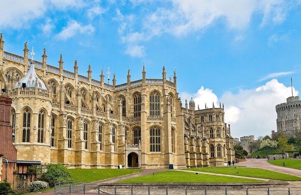 Royal Windsor and Eton Riverside Private Tour from London