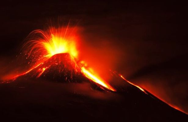 Tour of Etna on foot, food and wine tasting in the Etna winery