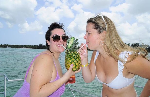 Private Boat and Snorkeling with Open Bar