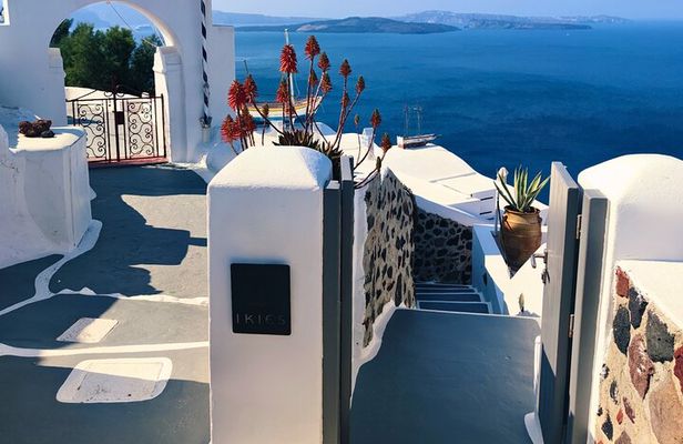 Santorini Blue Domes Private Tour: Oia, Firostefani & Imerovigli
