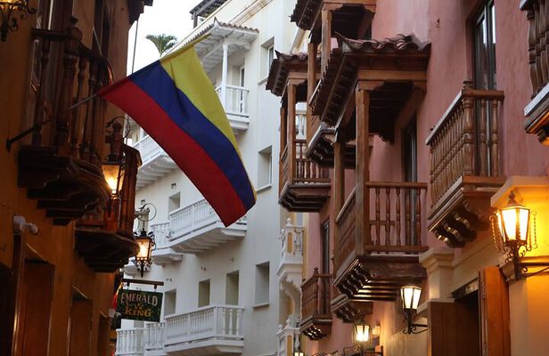 Food Tour, History & Coffee Experience