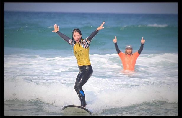 Beginner group surf lesson