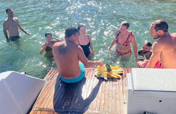 Boat excursion in Cefalù and snorkeling 3 hours fruit and drink