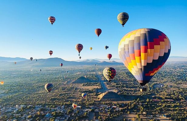 Balloon flight with breakfast in Cueva or Pyramids tour from CDMX