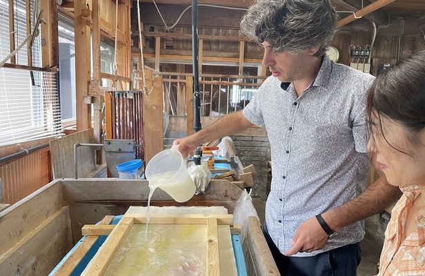 Make traditional Tosa washi paper using a recycling technique