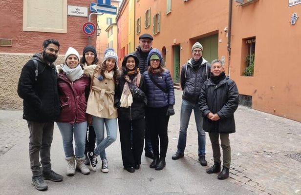Historic Center Walking Tour in Bologna