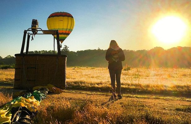 Overview of the Loire Valley and its castles in Hot Air Balloon