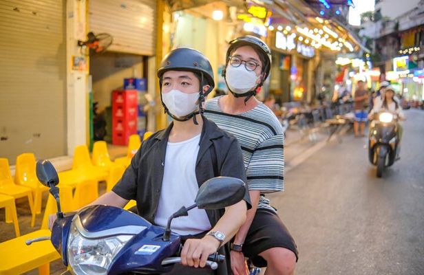 4-hour Motorbike Tour to City Sights & Train Street