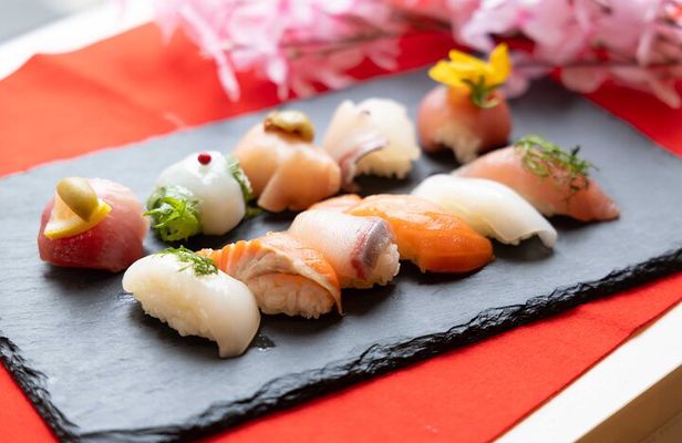 Kyoto: Enjoy Sushi & Market Tour! Best for Family & Couple!