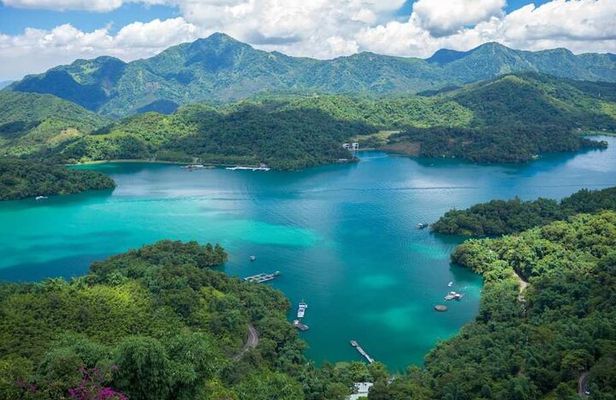 Sun Moon Lake and Qingjing Shared Day Tour From Taichung
