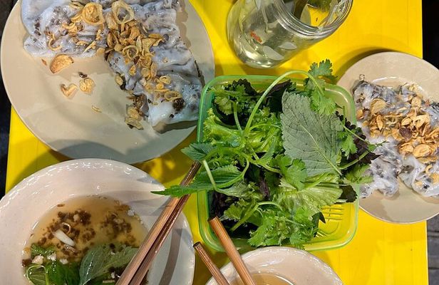 Best Hanoi Street Food Tour: Train Street & Hidden Alleyways