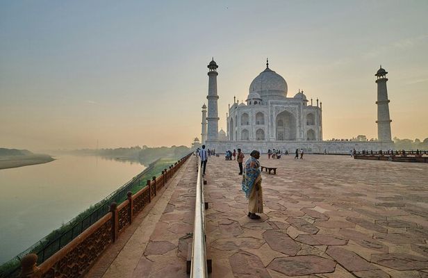 Taj Mahal Tour from Delhi by Superfast Train- Ultimate Experience