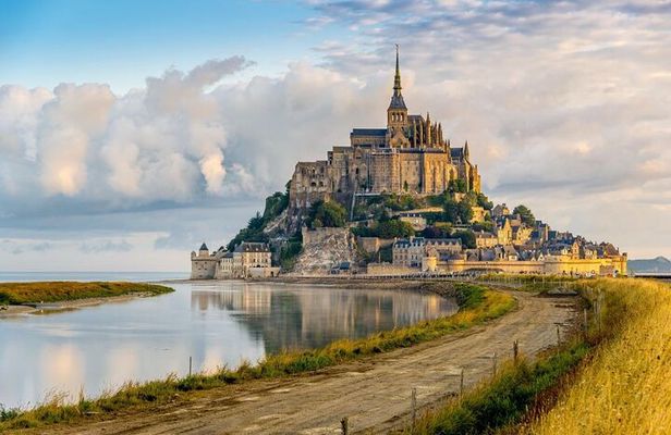 Mont-St-Michel: Shared Tour (10 max) "Abbey Ticket Included"