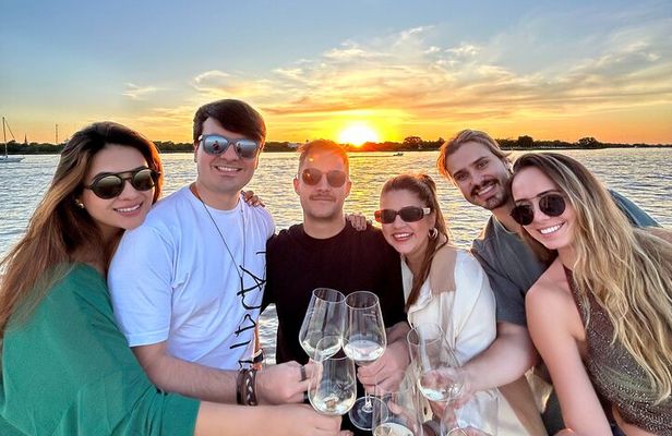 Sailing cruise with premium wine in Buenos Aires