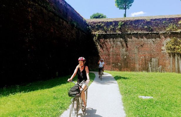 Guided Tour of Lucca by E-bike or City bike