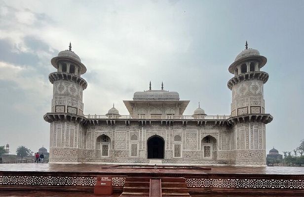 2-Day Agra and Delhi Tour Including Taj Mahal & Overnight in Agra