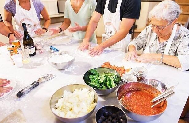 Pizza & Gelato cooking class in Florence - Small groups only