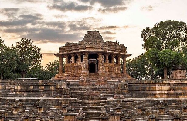 Easy Private Tour at Sun Temple and Rani Ki Vav in Premium Car