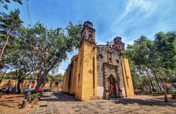 ARCHITECTURAL TOUR in Coyoacán - small groups