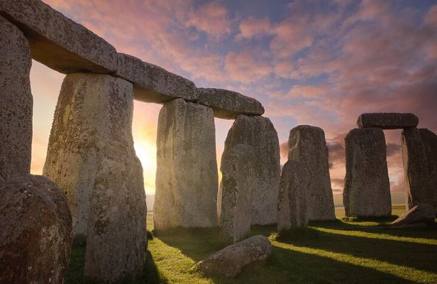 Private Day Tour from Bath to Stonehenge and The Cotswolds