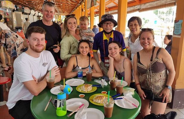 Small Group: Michelin and Local Hawker Food Tour