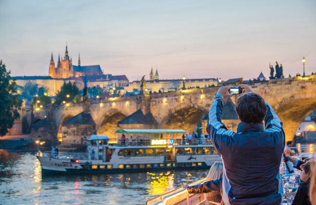 Prague: Sightseeing Boat Cruise with Buffet Dinner